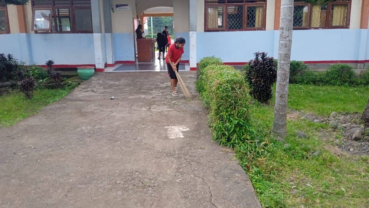 kegiatan kebersihan lingkungan sekolah